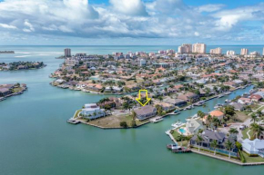 Luxury Rental Walkable To Beach With Wide Water Views